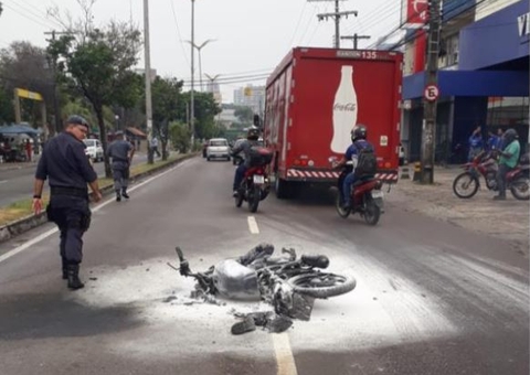 Idoso tem corpo queimado após moto em movimento pegar fogo na av. André Araújo