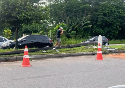 Carro derruba poste e causa caos no trânsito na av. Torquato Tapajós 