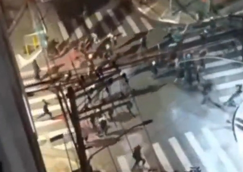 Rua de São Paulo vira praça de guerra entre torcedores após vitória do Corinthians