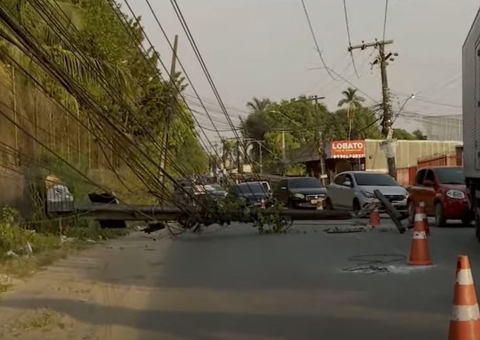 Hilux derruba poste em acidente e deixa moradores sem energia em Manaus