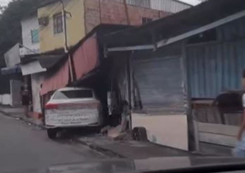 Homem fica ferido após carro invadir banca de frutas em Manaus