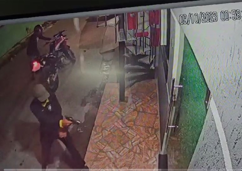 Vídeo: Dupla abre fogo contra casa de professor universitário em Manaus e apavora família