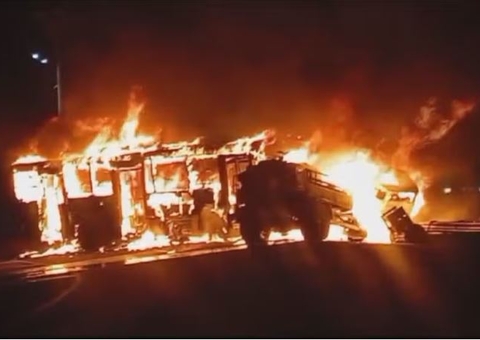 Acidente entre caminhão e ônibus mata 2 pessoas e deixa 17 feridas 