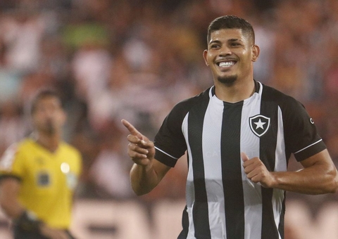 Botafogo vence lanterna Fortaleza no fim e entra no G6 do Brasileiro