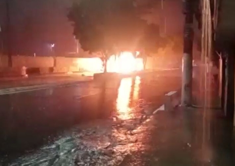 Carro pega fogo e mulheres ficam feridas em Manaus