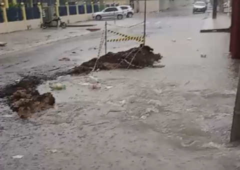 Ruas de Manaus ficam alagadas durante temporal; vídeos