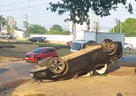 Mulheres ficam feridas após carro capotar em acidente debaixo de viaduto em Manaus