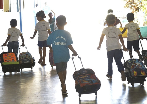 Crianças têm mais risco de adquirir do que transmitir Covid, diz Fiocruz