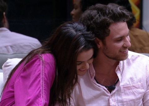 Eslovênia, de rosa e ao lado de Lucas, bomba na web: 'não tem mutirão que salve'