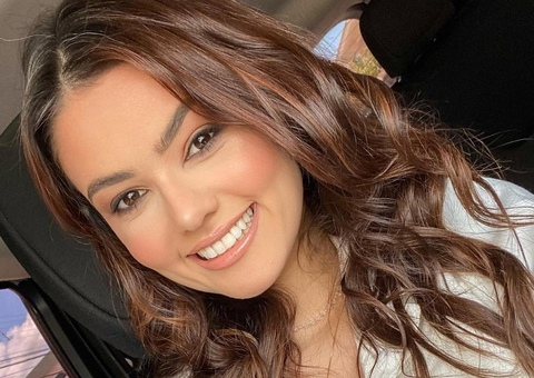 Ex-BBB Eslovênia é detonada após se chamar de ‘gorda’ em foto com barriga chapada