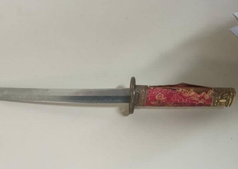 Homem tenta matar namorada com espada oriental dentro de carro