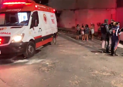 Homem é espancado e morto em Manaus; marcas de sangue ficaram espalhadas na rua