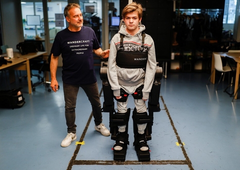 Cientista cria estrutura robótica para ajudar filho com paralisia a andar