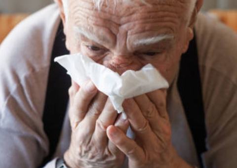 Homem espirra e vísceras saem por cicatriz na barriga