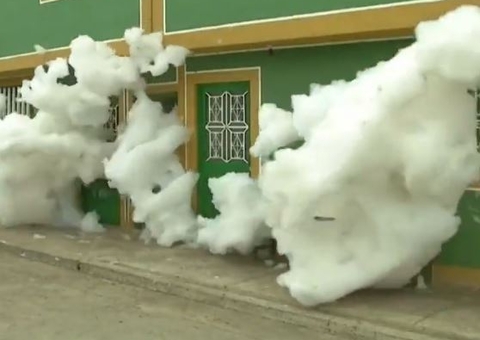 Espuma com cheiro ruim invade cidade e causa pânico em moradores