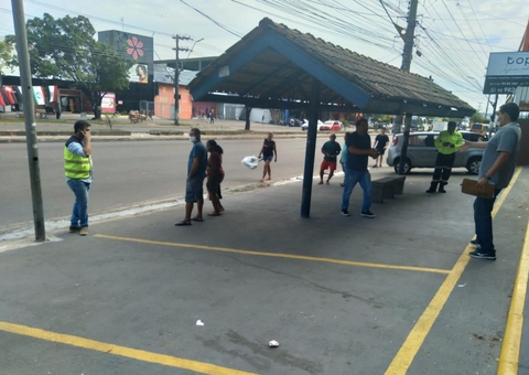 Comércio é notificado por fazer estacionamento em calçada de Manaus