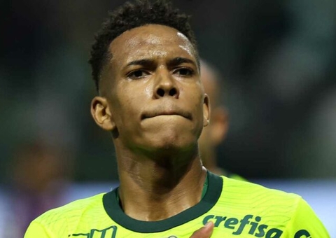 Estêvão sofre torções no tornozelo e no joelho e vira desfalque no Palmeiras