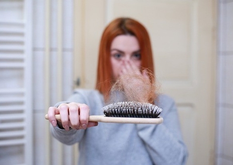 Queda de cabelo está entre os sintomas mais comuns da covid-19 
