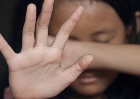 Assaltantes dão soco em criança e atiram em homem em Manaus