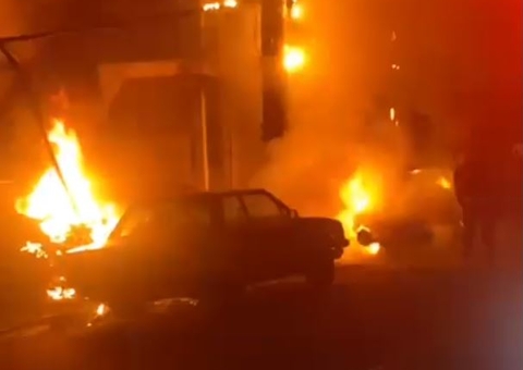 Vídeo: Curto-circuito em poste incendeia carro e desespera moradores no Centro