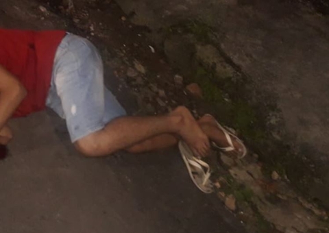 Moradores acordam ao som de tiros e encontram jovem morto em rua de Manaus
