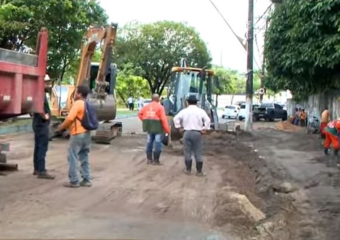 Obra emergencial bloqueia avenida e causa transtornos no trânsito em Manaus