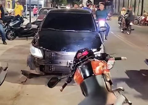 Adolescentes são arremessados de moto durante colisão frontal com carro no Amazonas