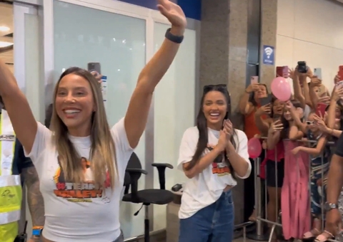 Campeã do BBB25, Renata é recebida por multidão em Fortaleza; vídeos