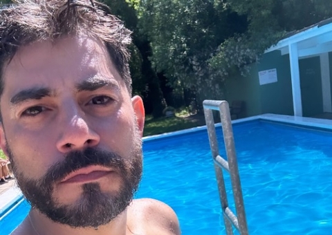 Evaristo Costa surpreende ao postar foto sem camisa e exibir tatuagens