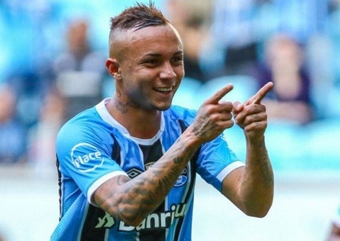 Everton fala sobre retorno ao Brasil