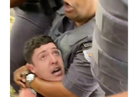 MC Salvador da Rima leva chutes e é enforcado ao ser detido por PMs em SP