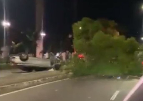 Carro arranca árvore e capota no meio de avenida em Manaus