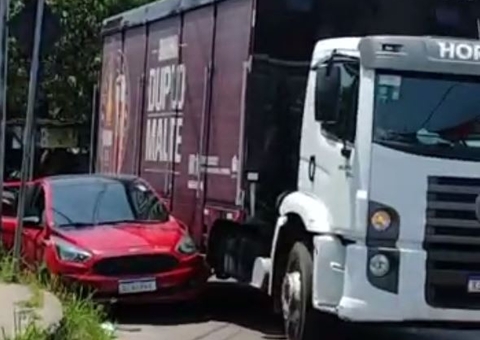 Carro é imprensado por caminhão durante acidente em avenida de Manaus