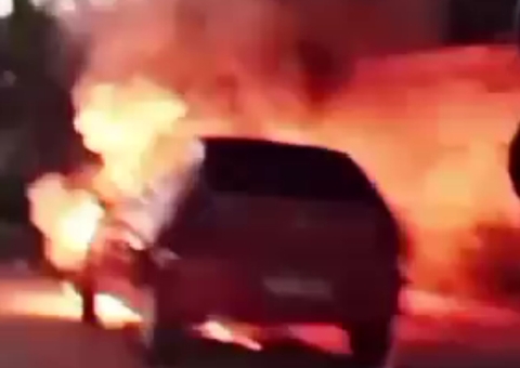 Vídeo: Incêndio destrói carro em avenida no Tarumã