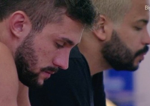 Arthur cai no choro ao desabafar sobre Carla Diaz com Projota