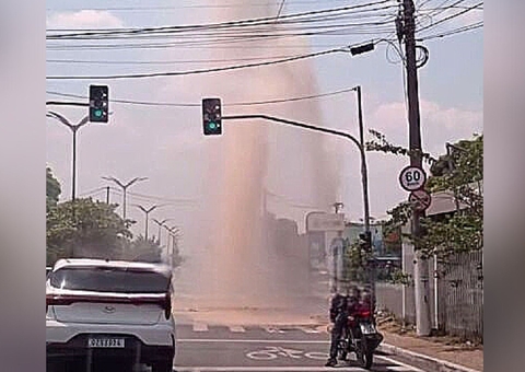 Cano estoura e avenida vira ‘chafariz’ em frente a Pronto Socorro de Manaus; vídeo