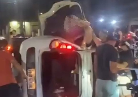 Carro arranca árvore, capota e deixa três feridos na Ponta Negra; veja vídeo