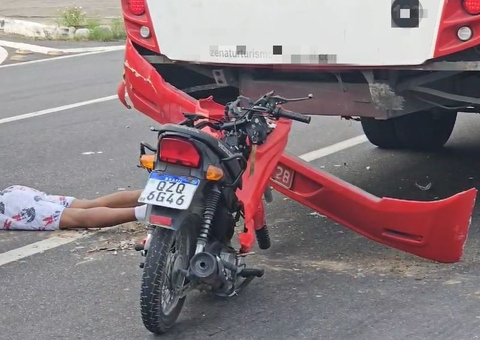 Acidente na Avenida das Torres deixa dois adolescentes venezuelanos feridos