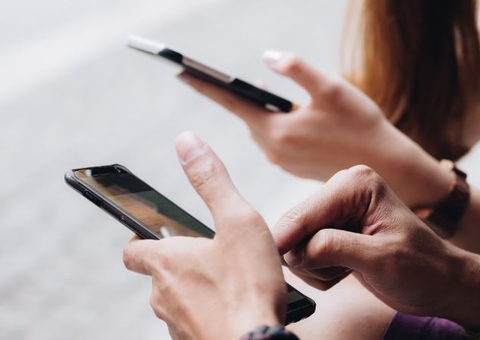 Veja cinco passos para evitar a síndrome do pescoço tecnológico