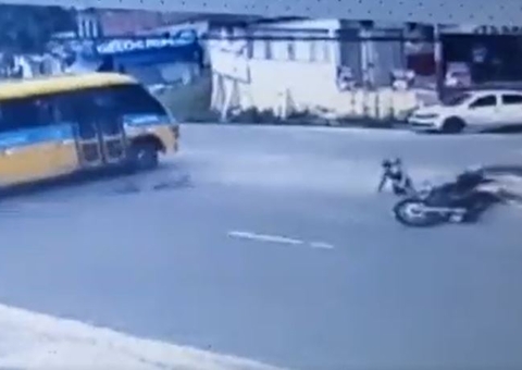 Vídeo: Micro-ônibus avança cruzamento e atropela casal de motociclista em Manaus