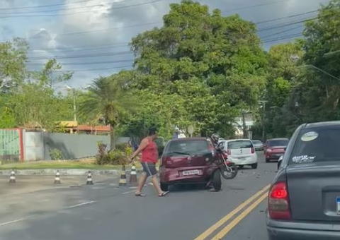 Carro vai parar na contramão durante acidente entre 3 veículos em Manaus 