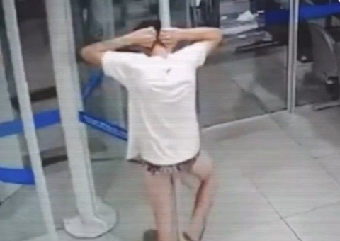 Vídeo: ladrão atrapalhado tenta roubar banco e fica preso à porta pelo pescoço em MG