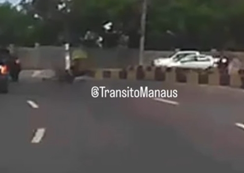Vídeo: Motociclista voa com motocicleta após colisão na rotatória do Coroado