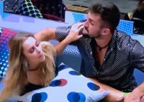 Internautas pedem 'Arthur expulso' após abordagem forçada a Carla Diaz