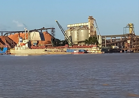 Trabalhador desaparece após cair com empilhadeira no Rio Amazonas