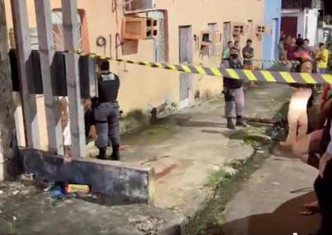 Homem é crivado com ao menos 10 tiros e morre em rua de Manaus 