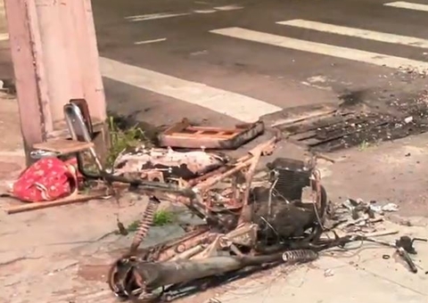 Piloto fica ferido após motocicleta explodir em avenida de Manaus