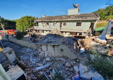 Prédio de 2 andares desaba em Florianópolis após suspeita de explosão