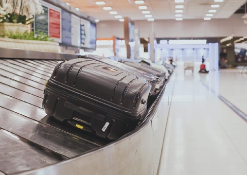 Passageiro que teve mala extraviada em viagem será indenizado; saiba como
