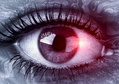 Coçar os olhos pode desencadear doença grave, alerta oftalmologista